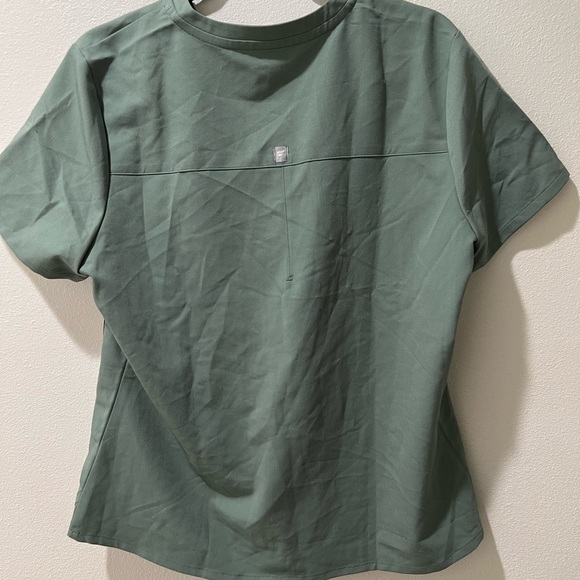 Fabletics Women’s Sage Green V-Neck Scrub Top Size Large, EUC, pockets - Picture 3 of 6